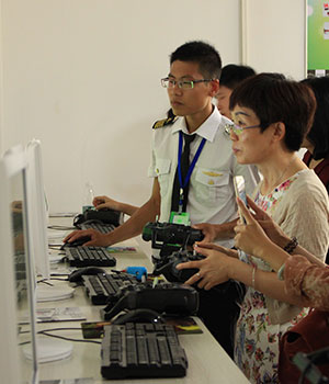 教官耐心手把手带学员