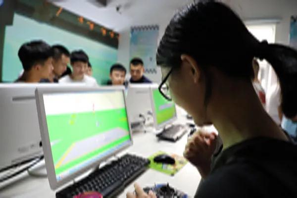 大学生体验无人机模拟飞行 大学生体验无人机模拟飞行