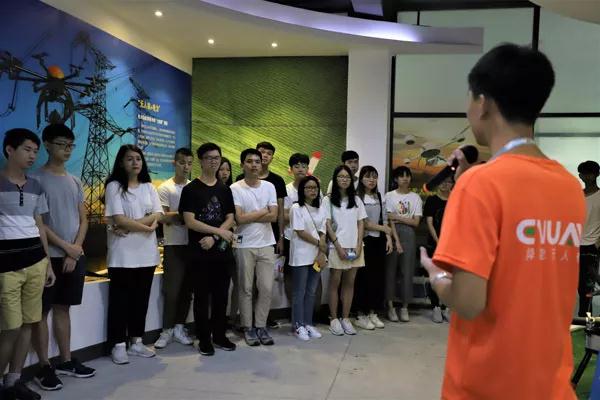 大学生走进无人机基地