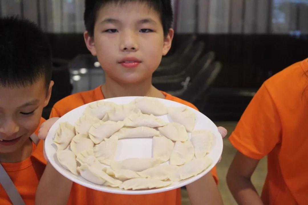青少年包饺子