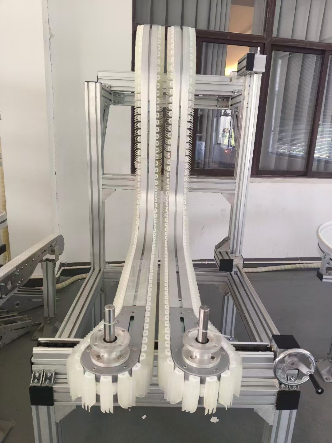 柔性链夹瓶提升机