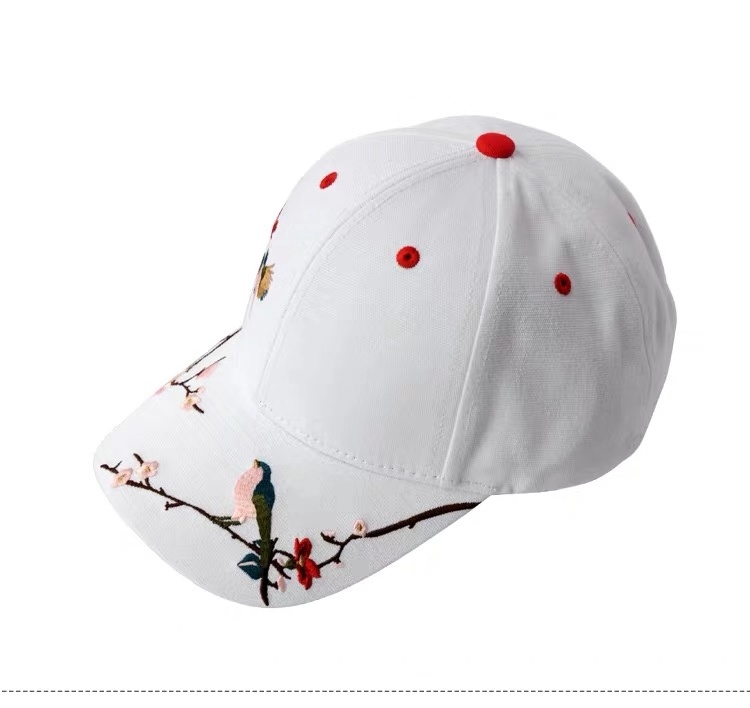 白色绣花鸭舌帽