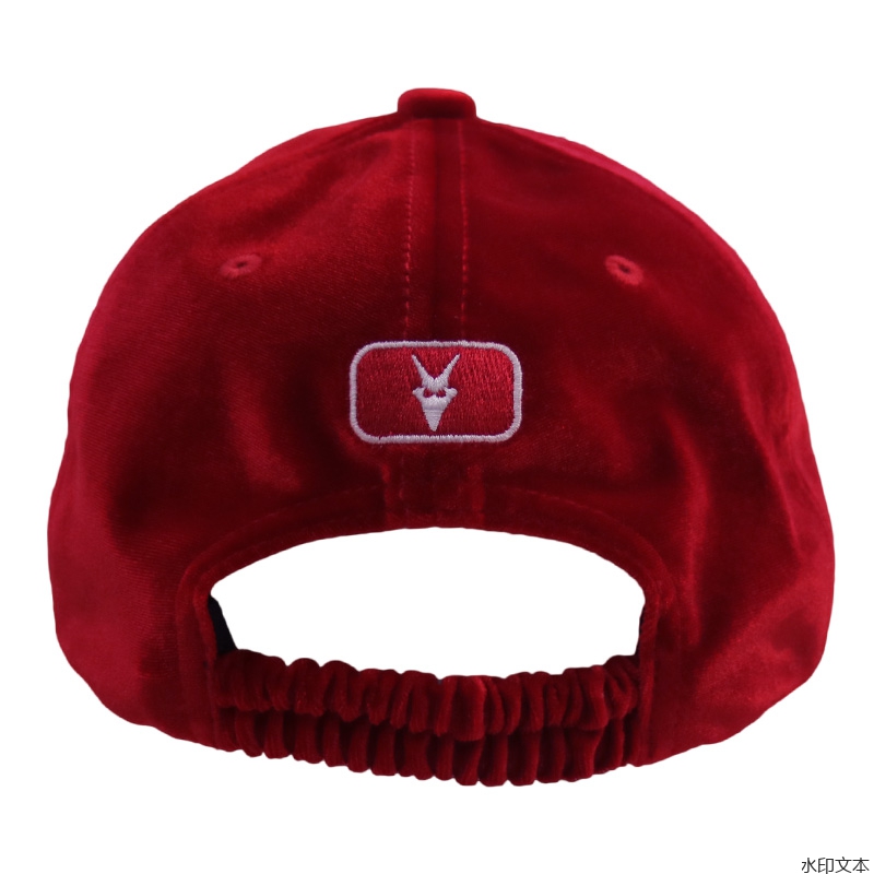 红色丝绒鸭舌帽