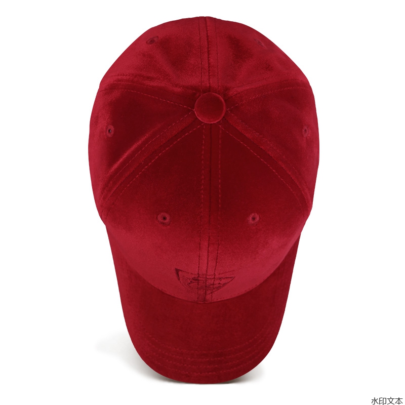 红色丝绒鸭舌帽