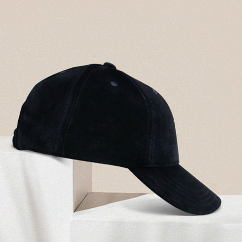 红色丝绒鸭舌帽