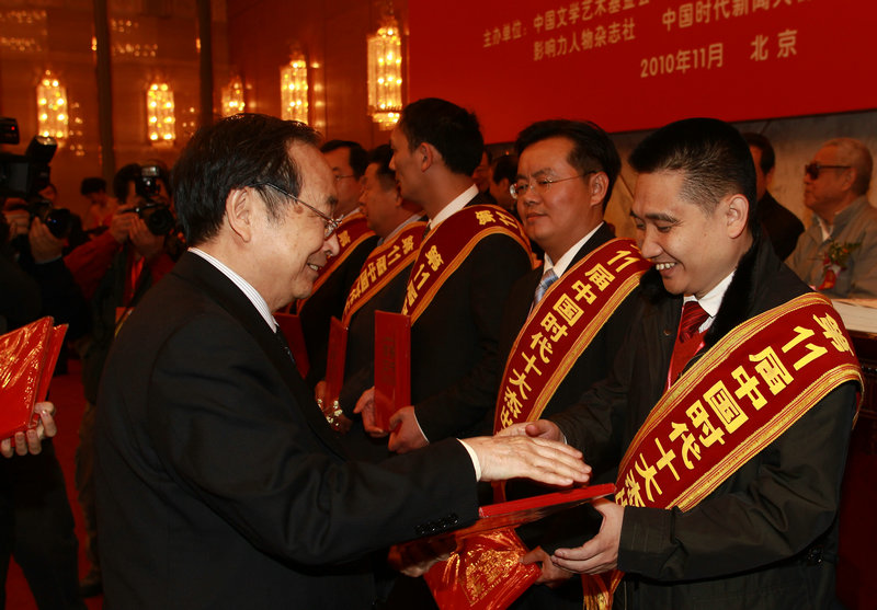 第八回   金蝉脱壳 法官取证一场空 树上开花 万名观众聚公堂