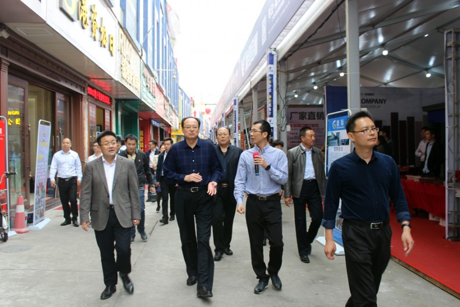        顾区长等领导嘉宾考察凤池展会B展区和市场商