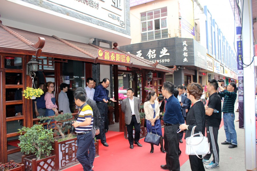        顾区长等领导嘉宾考察凤池展会B展区和市场商