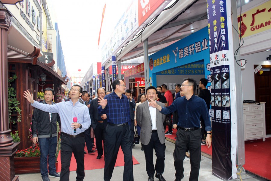        顾区长等领导嘉宾考察凤池展会B展区和市场商