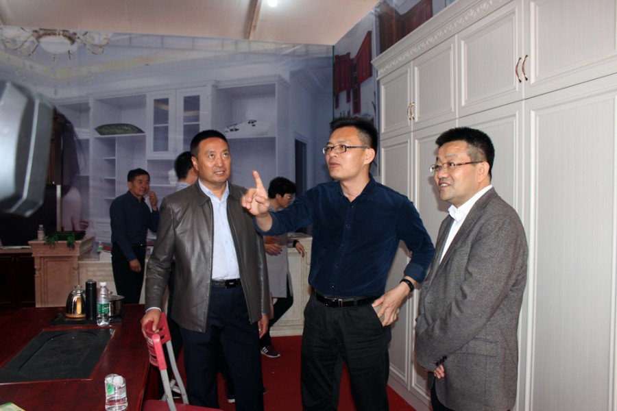        顾区长等领导嘉宾考察凤池展会B展区和市场商
