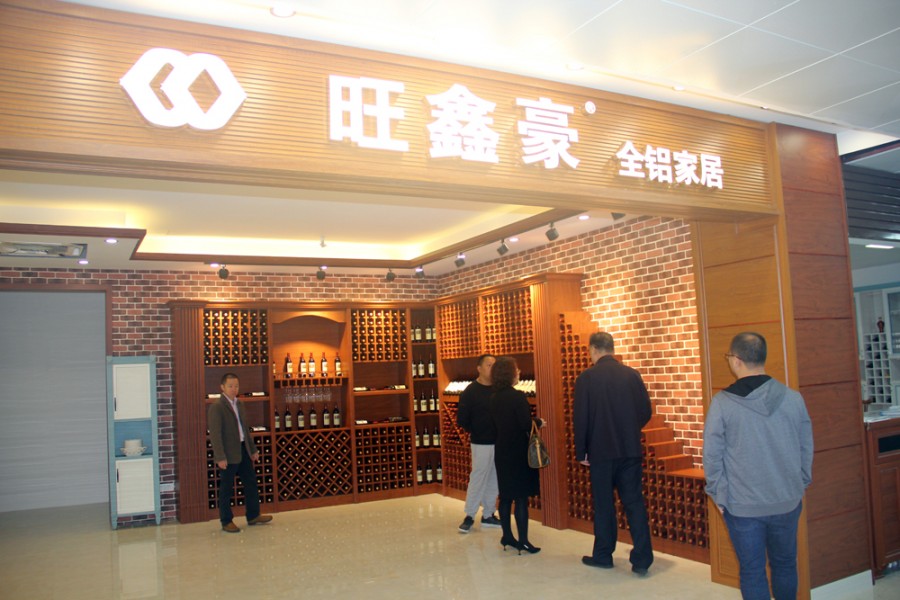 领导嘉宾参观凤池全铝家居交易中心部分企业展厅