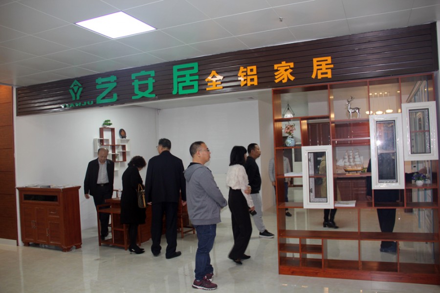 领导嘉宾参观凤池全铝家居交易中心部分企业展厅