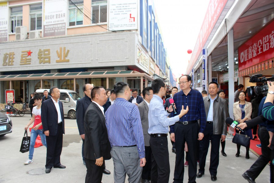        顾区长等领导嘉宾考察凤池展会B展区和市场商