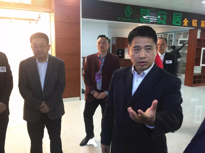   南海区委书记黄志豪，区长顾耀辉等参观凤池全铝家居交易中心