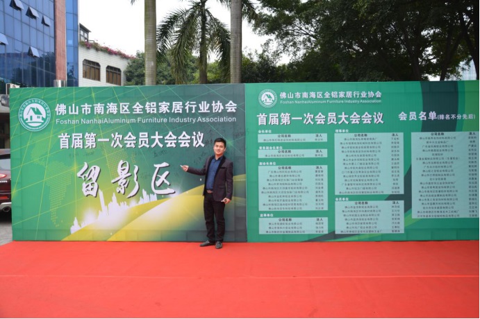 会员大会前，企业老板和代表陆续签到