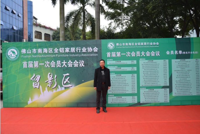 会员大会前，企业老板和代表陆续签到