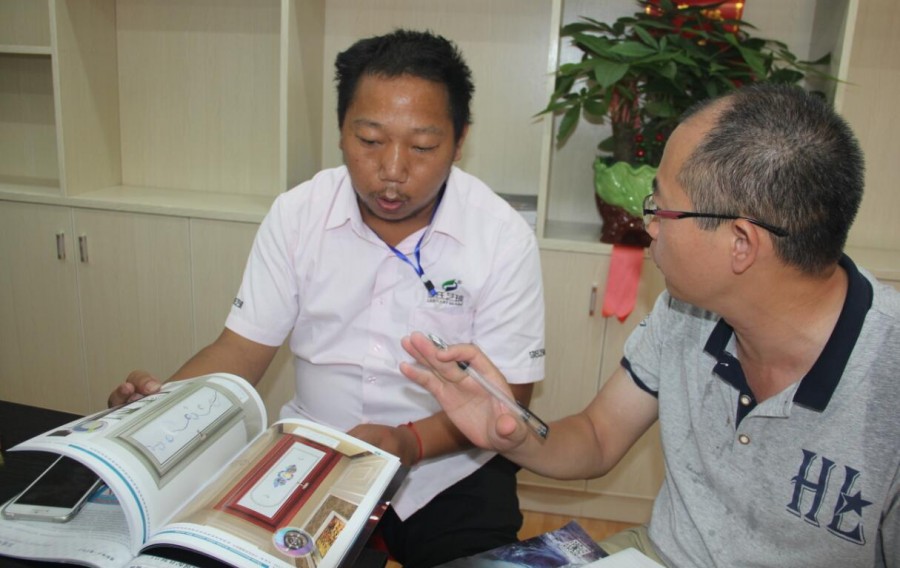  李总介绍李氏艺玻的技术玻璃贴膜产品