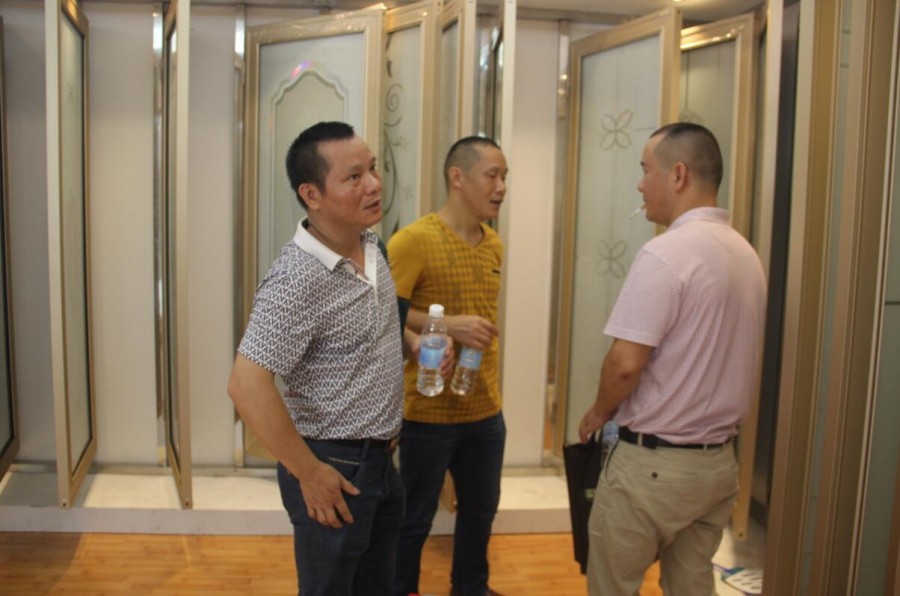         李氏艺玻展厅防爆玻璃贴膜款式多、来订货客户不少