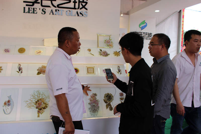 李氏艺玻特装区展位新品聚集，咨询客户不断