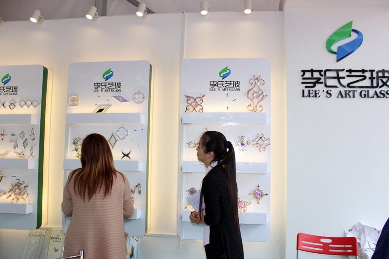 李氏艺玻特装区展位新品聚集，咨询客户不断