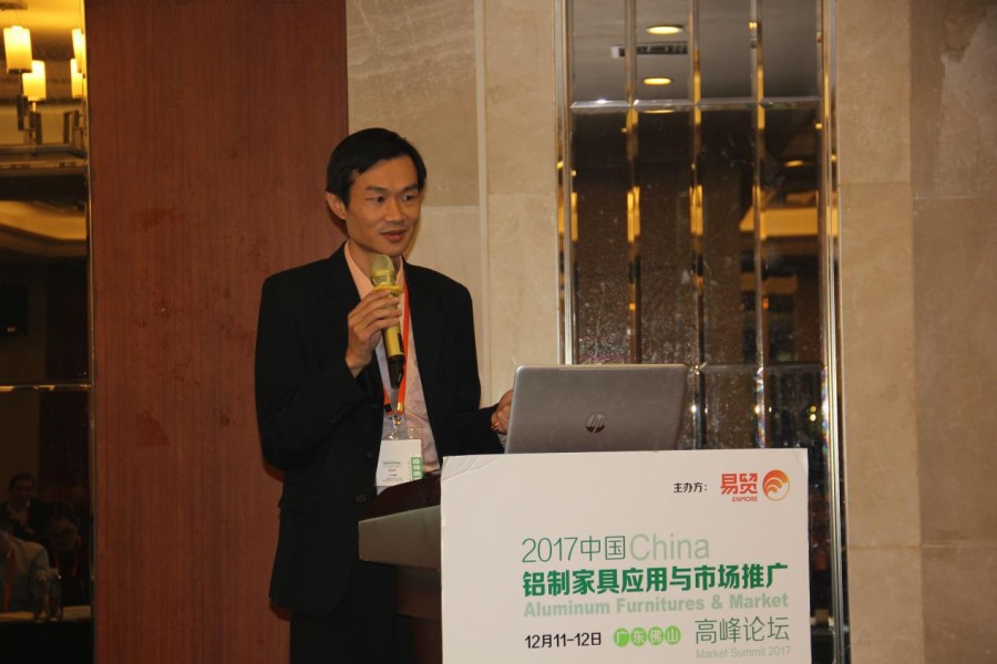 伟业集团铝家居销售总监伍重阳做《铝家居行业改革方向》分享