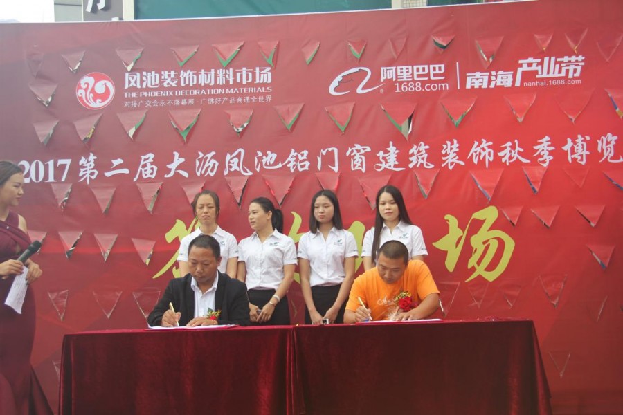 李氏艺玻李总与达成友好合作的客户签约