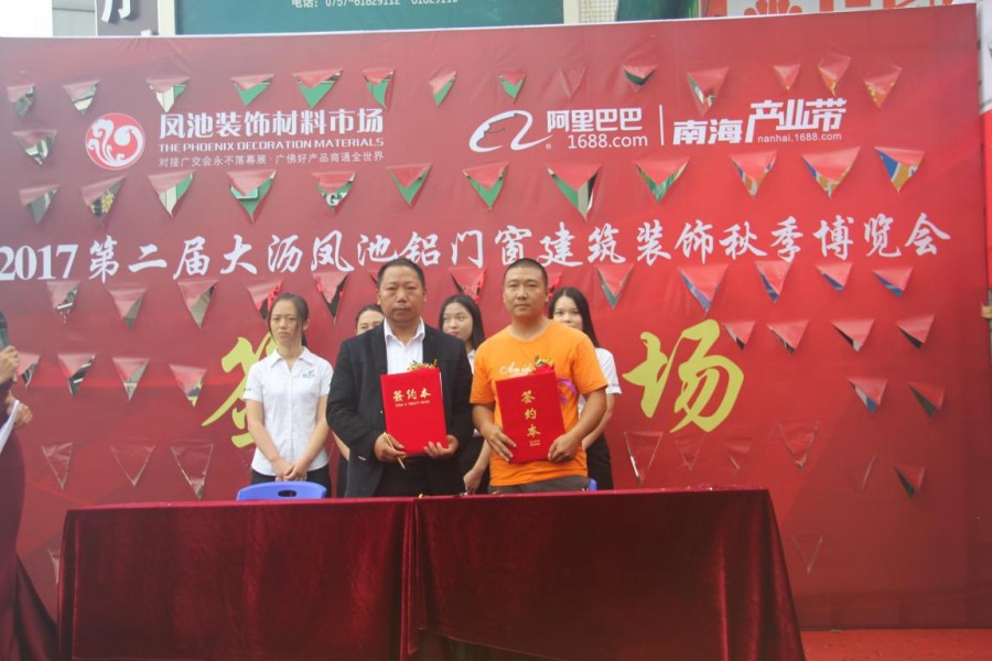 李氏艺玻李总与达成友好合作的客户签约