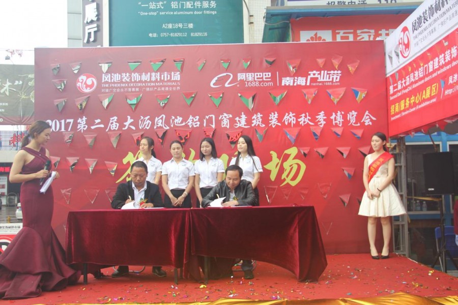 李氏艺玻李总与达成友好合作的客户签约