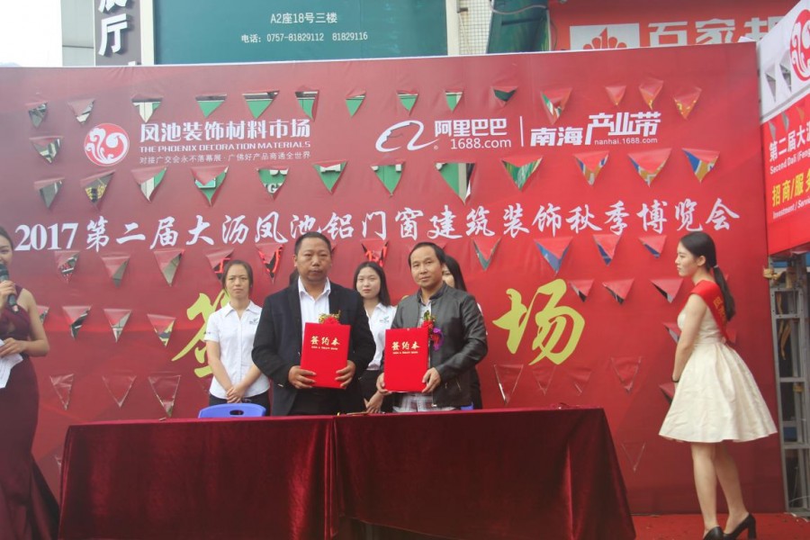 李氏艺玻李总与达成友好合作的客户签约