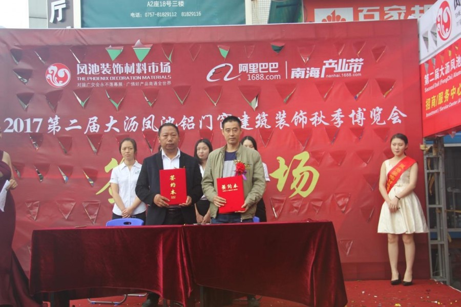 李氏艺玻李总与达成友好合作的客户签约
