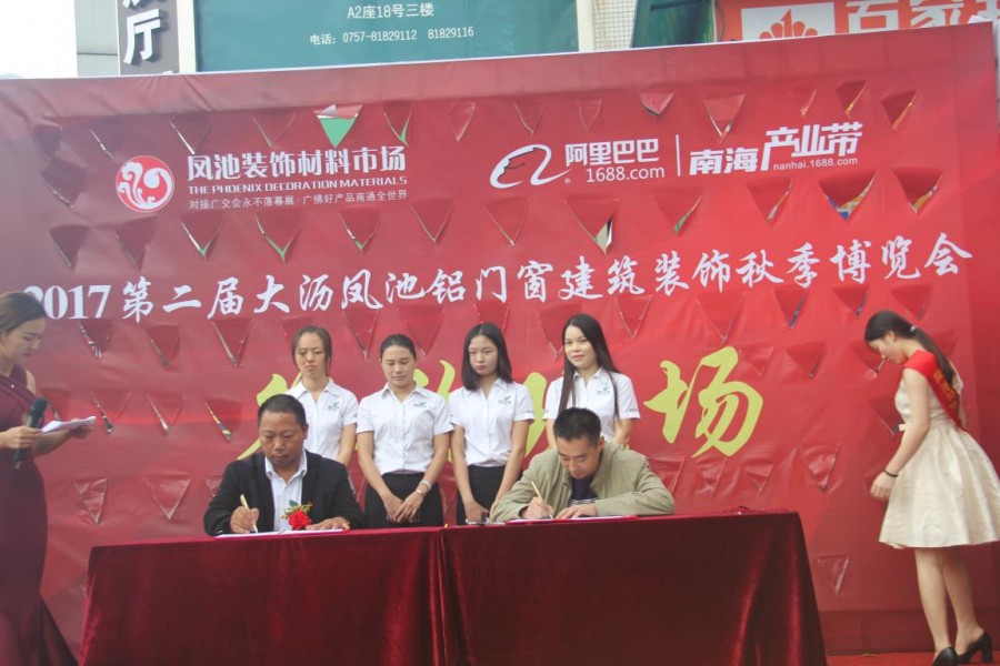李氏艺玻李总与达成友好合作的客户签约