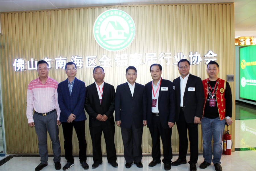   南海区委书记黄志豪，区长顾耀辉等参观凤池全铝家居交易中心
