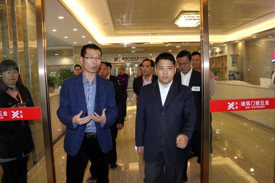      黄志豪书记等领导视察永信铝门窗五金科技展厅