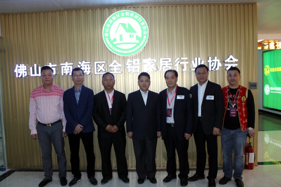 黄志豪视察凤池全铝家居交易中心
