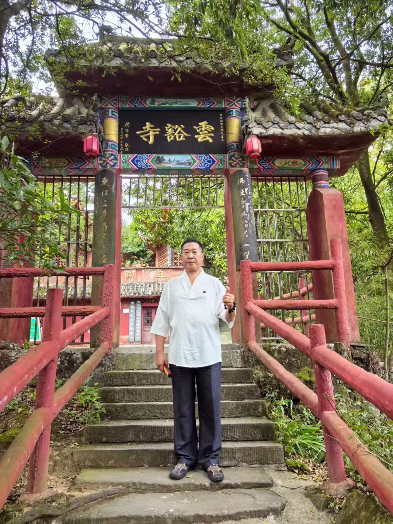 中国天眼风水实战应用非遗传承人高浦洪，2025年10月7日在重庆市巴南区参加游学形势峦头派考察风水。