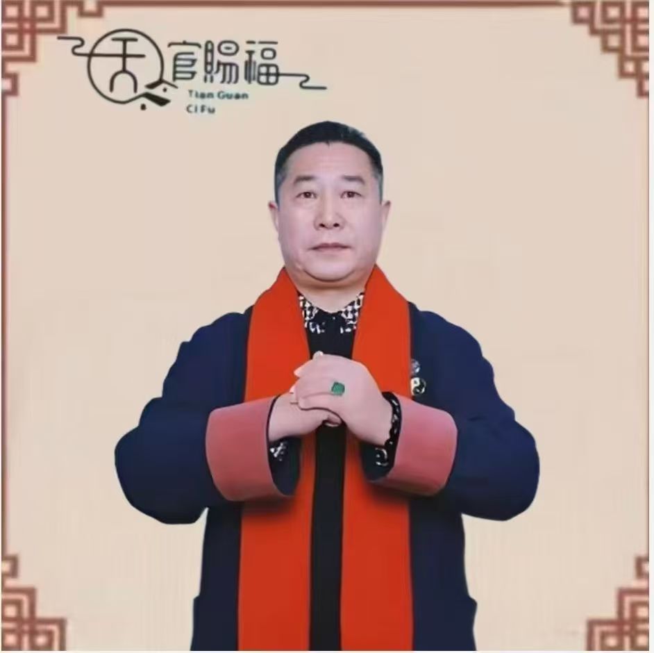 中国人与环境学研究学者高浦洪，2025年12月27日在合肥出席“中外国学名人峰会及华夏五千年环境科学研究院2025年会”。与美国易经学会会长合影；与新加坡易经胁会会长合影，在大会演讲“人与环境学研究实战做风水技术，地理八窍”，莸得很高的荣誉！