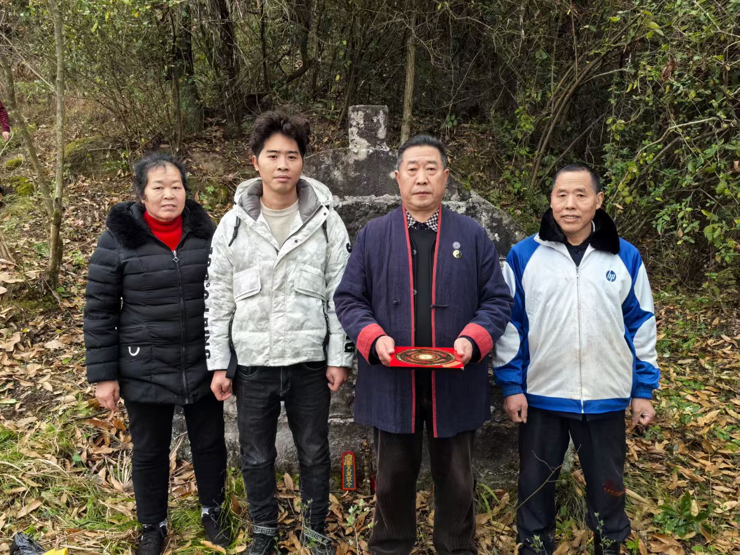 中科院主管《当代科学家》期刊社主任委员；中国天眼风水实战应用非遗传承人；中国非物质文化遗产研究院智库专家高浦洪，2025年1月15日受邀在重庆市綦江区郭扶镇为福主老板做阴宅风水。