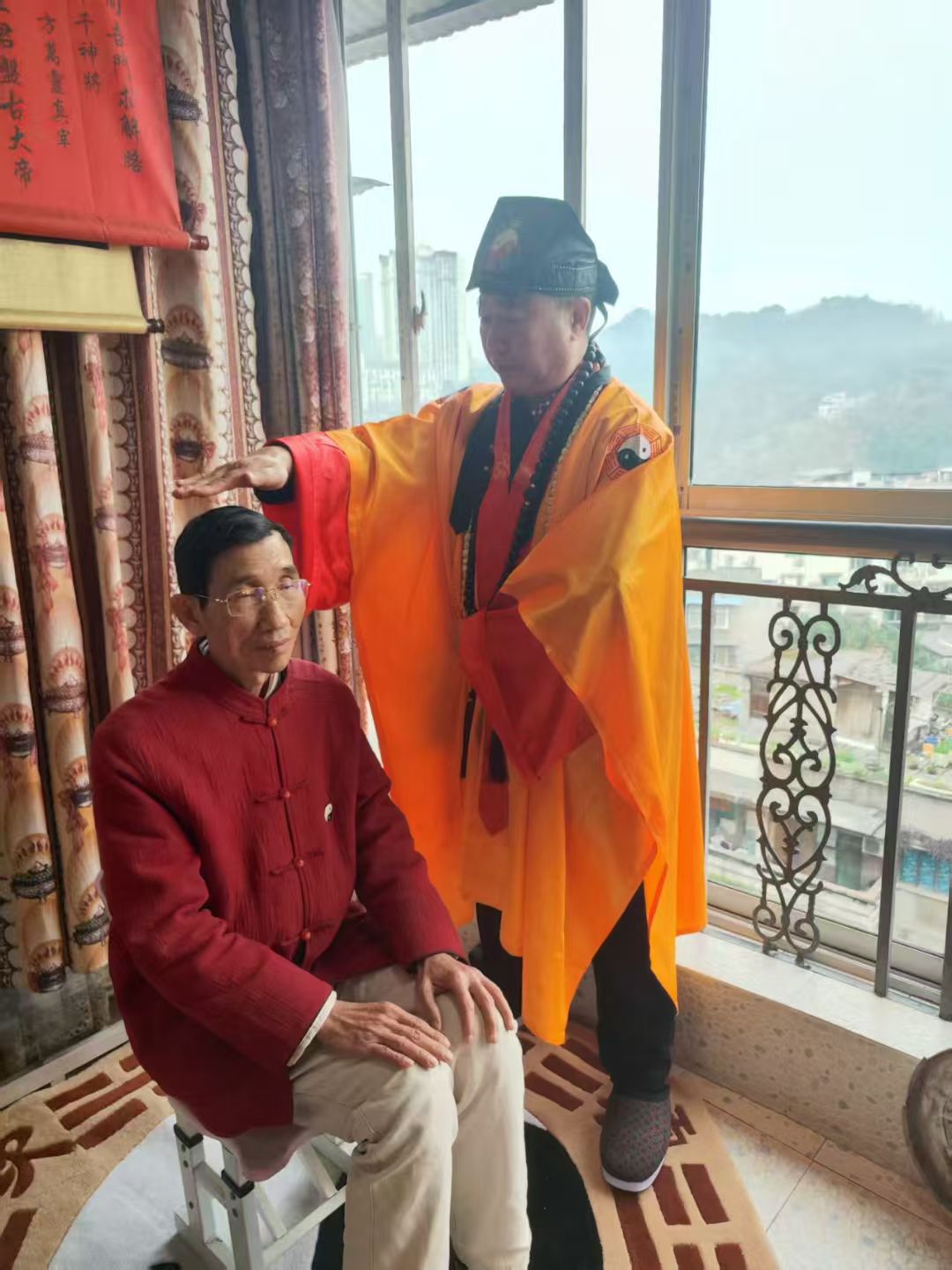 中科院主管《当代科学家》期刊社主任委员；世界非物质文化遗产研究院副院长；中国天眼风水实战应用非遗传承人；中国非物质文化遗产研究院智库专家；当代国学泰斗高浦洪，2025年2月12日在家神坛前收广东佛山风水大师，书法大师梁建华为徒弟，举行正式拜师仪式