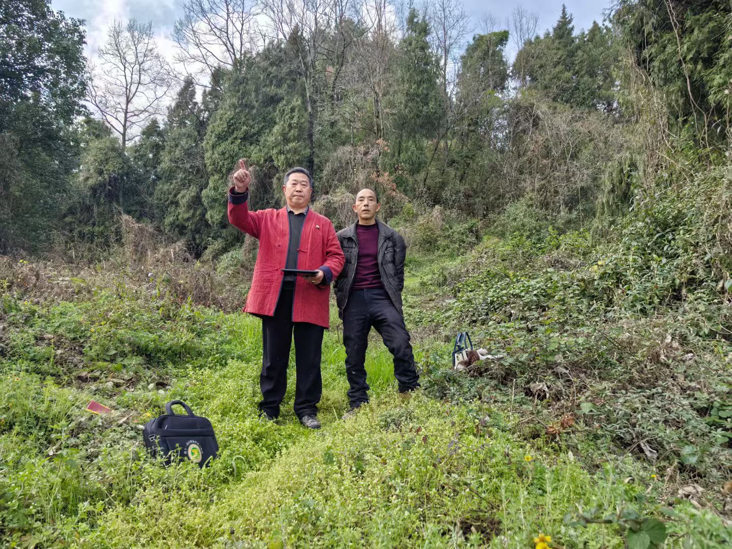 中科院主管《当代科学家》期刊社主任委员；中国天眼风水实战应用非遗传承人；当代国学泰斗高浦洪，2025年2月26日在重庆市巴南圣灯山为福主老板看阴宅风水