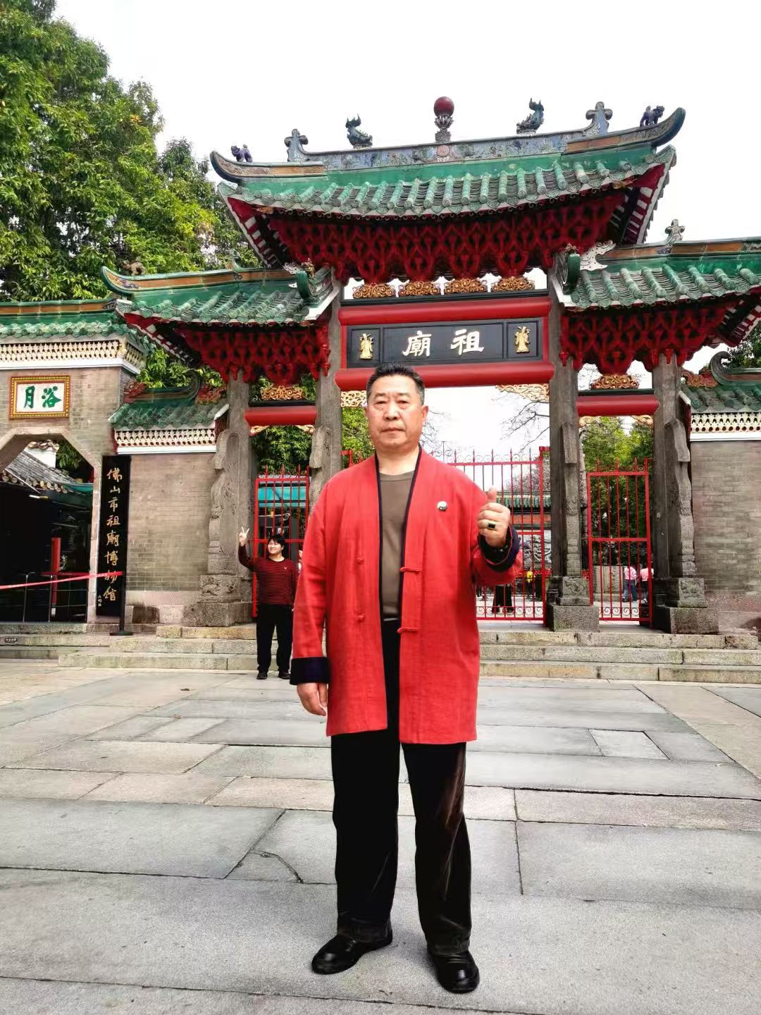 中科院主管《当代科学家》期刊社主任委员；世界非物质文化遗产研究院副院长；当代国学泰斗；中国天眼风水实战应用非遗传承人高浦洪，2025年3月10日在广东省佛山市学习考察“佛山祖庙”，是道教“真武大帝”道场。