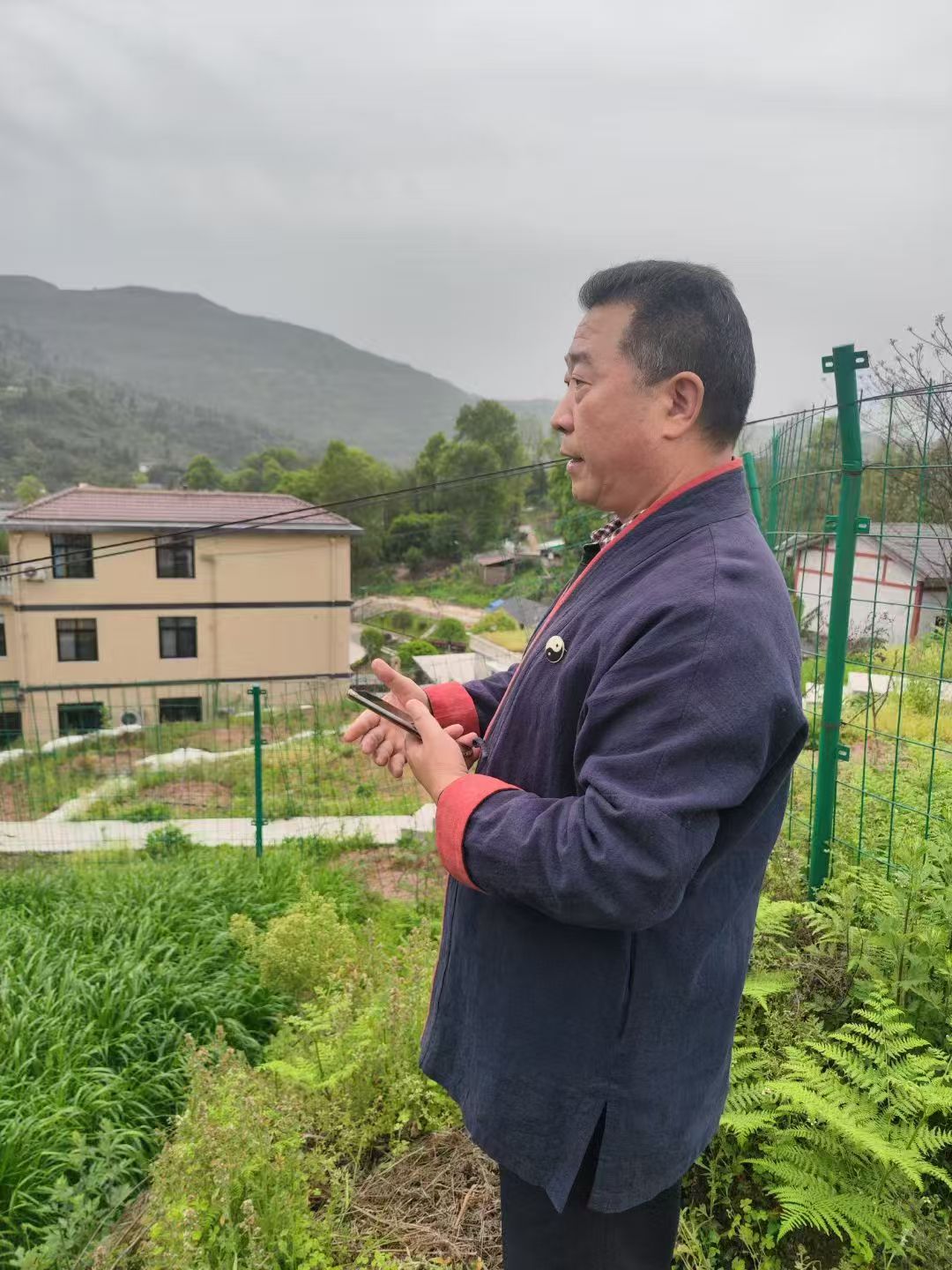 中国天眼风水实战应用非遗传承人高浦洪，2025年3月28日在重庆市带领部份风水老师学习考察台湾执法院院长的发坟。各项指标均符合此大风水大地的风水格局。