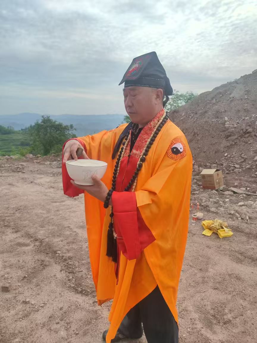 中国天眼风水实战应用非遗传承人高浦洪，2025年5月3日受邀在重庆市綦江区老赢山兴修环山公路，做平安退煞旺财法事。