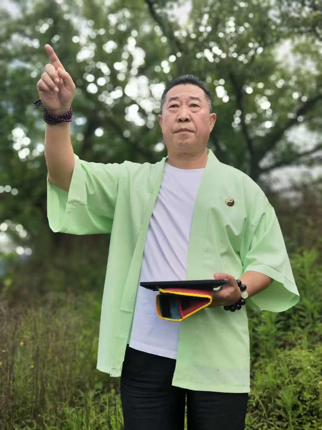 中科院主管《当代科学家》期刊社主任委员；中国天眼风水实战应用非遗传承人高浦洪，2025年5月30日在重庆市江津区带领少数弟子寻找上档次的风水大地。