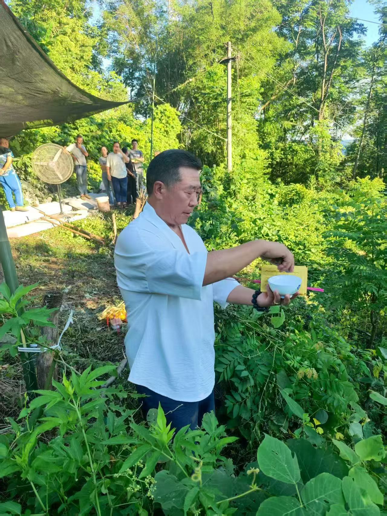 中国天眼风水实战应用非遗传承人高浦洪，2025年7月4日带徒弟在重庆市万盛经开区为福主老板做阴宅风水。