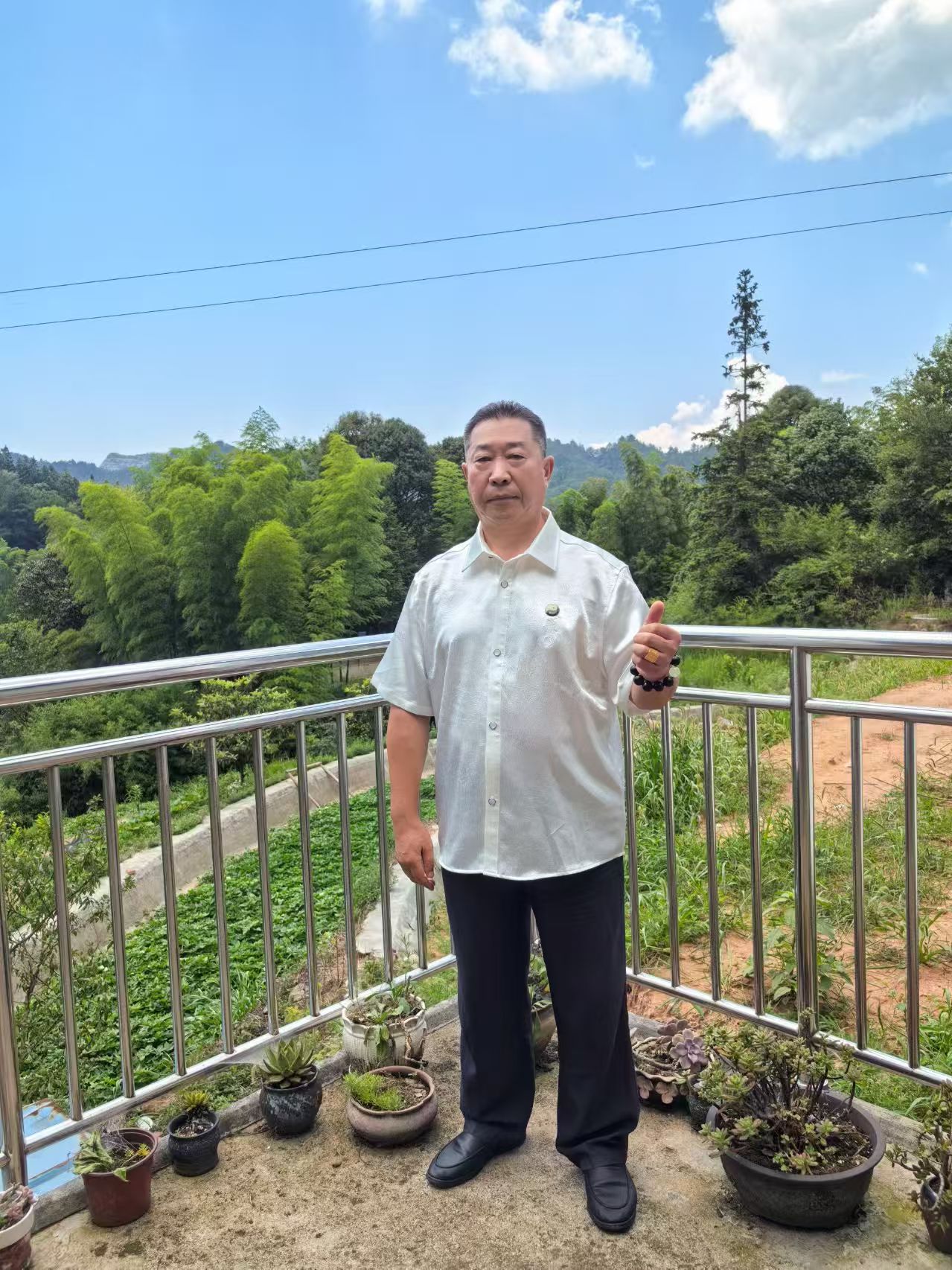 中国天眼风水实战应用非遗传承人高浦洪，2025年8月16日在贵州省桐梓县九坝镇考察风水。亷贞山独特，层层开帐，开大面结穴，海拨1340米，是很好的风水宝地。