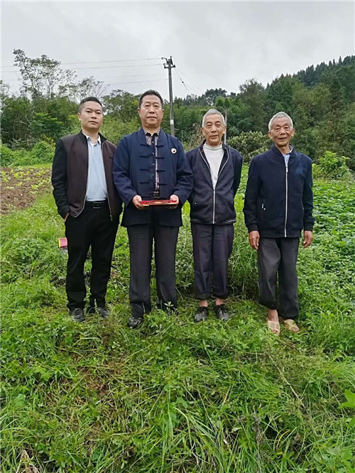 中国著名易道天眼风水学者，重庆风水大师高浦洪，2020年10月8日在重庆市綦江区新盛镇为福主老板看阴宅风水，精选阴宅墓地。