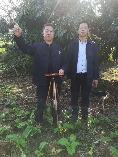 中国著名易道天眼风水学者，重庆风水大师高浦洪，2020年11月10日在重庆市涪陵区珍溪镇为福主老板看阴宅风水，精选上等阴宅墓地。