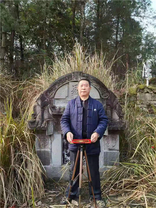 中国著名易道天眼风水学者，重庆风水大师高浦洪，2021年2月21日在贵州省习水县黎坝镇为福主老板看阴宅风水，因原做寿墓犯凶，需调整立向。