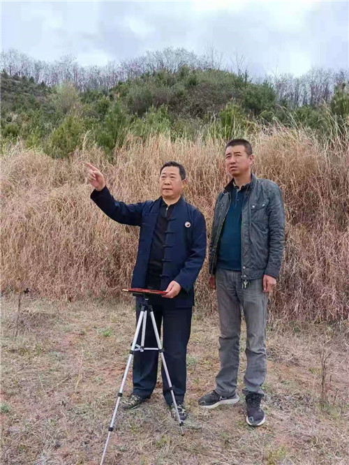 中国著名易道天眼风水学者，重庆风水大师高浦洪，2021年4月18日在甘肃省天水市清水县为福主老板做阴宅风水，上山寻龙点穴，精选吉祥墓地。