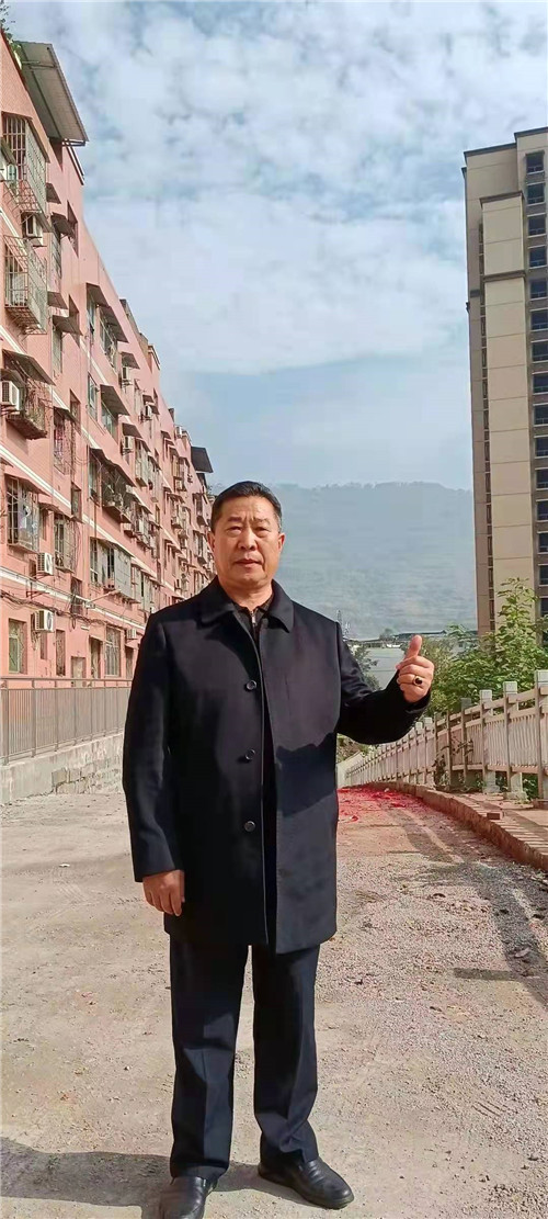 中国著名易道天眼风水学者,重庆风水大师高浦洪，2021年11月6日在重庆市万盛区为福主老板做阴宅风水。